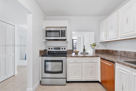 Condo in Hallandale Beach, Florida, 1 bedroom  № 1993517 - photo 11