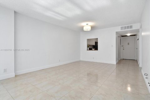 Condo in Hallandale Beach, Florida, 1 bedroom  № 1993517 - photo 7