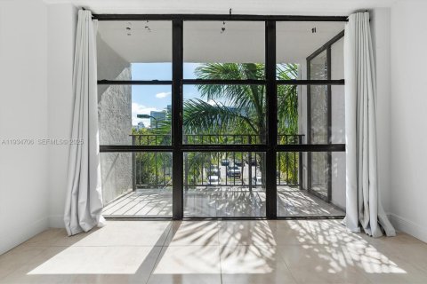 Condo in Hallandale Beach, Florida, 1 bedroom  № 1993517 - photo 17