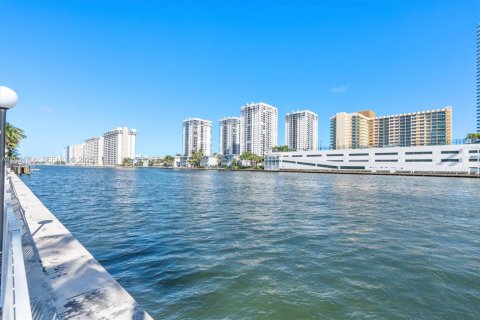 Condo in Hallandale Beach, Florida, 1 bedroom  № 1993517 - photo 26