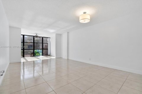 Condo in Hallandale Beach, Florida, 1 bedroom  № 1993517