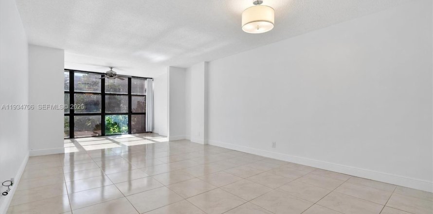 Condo in Hallandale Beach, Florida, 1 bedroom  № 1993517