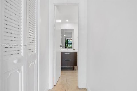 Condo in Hallandale Beach, Florida, 1 bedroom  № 1993517 - photo 18