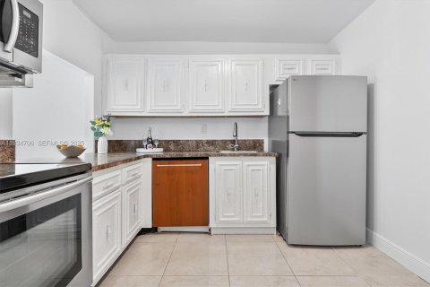 Condo in Hallandale Beach, Florida, 1 bedroom  № 1993517 - photo 9