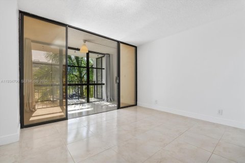 Condo in Hallandale Beach, Florida, 1 bedroom  № 1993517 - photo 15