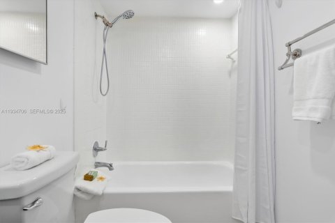 Condo in Hallandale Beach, Florida, 1 bedroom  № 1993517 - photo 20