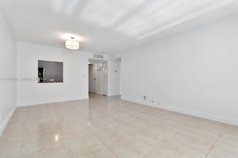 Condo in Hallandale Beach, Florida, 1 bedroom  № 1993517 - photo 8