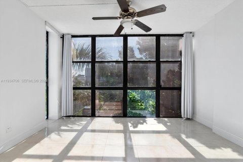 Condo in Hallandale Beach, Florida, 1 bedroom  № 1993517 - photo 4