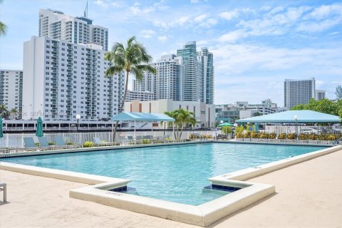 Condo in Hallandale Beach, Florida, 1 bedroom  № 1993517 - photo 30