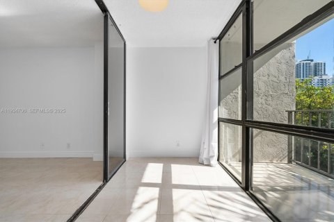 Condo in Hallandale Beach, Florida, 1 bedroom  № 1993517 - photo 16