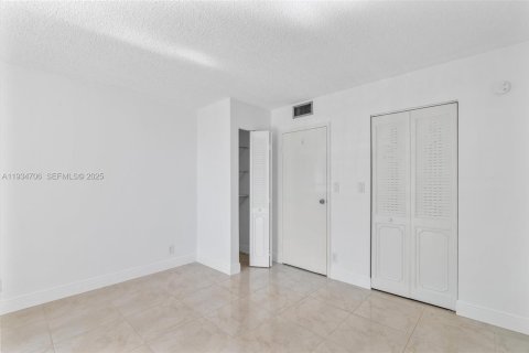 Condo in Hallandale Beach, Florida, 1 bedroom  № 1993517 - photo 22