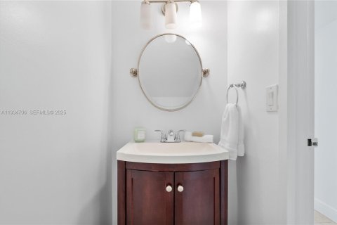 Condo in Hallandale Beach, Florida, 1 bedroom  № 1993517 - photo 12