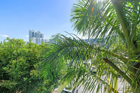 Condo in Hallandale Beach, Florida, 1 bedroom  № 1993517 - photo 24