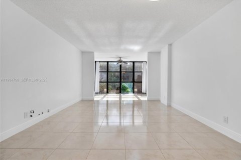 Condo in Hallandale Beach, Florida, 1 bedroom  № 1993517 - photo 2