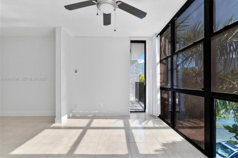 Condo in Hallandale Beach, Florida, 1 bedroom  № 1993517 - photo 3