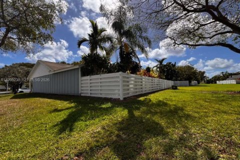 Casa en venta en Miami, Florida, 3 dormitorios, 184.5 m2 № 2058173 - foto 3
