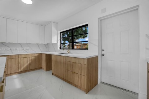 Casa en venta en Miami Gardens, Florida, 3 dormitorios, 139.35 m2 № 2001770 - foto 12