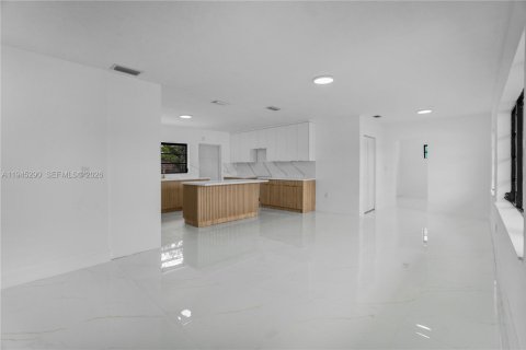 Casa en venta en Miami Gardens, Florida, 3 dormitorios, 139.35 m2 № 2001770 - foto 7