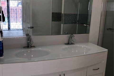 Townhouse in Miami, Florida 3 bedrooms, 130.43 sq.m. № 1937479 - photo 9