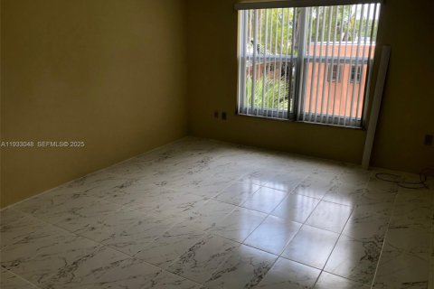 Condominio en alquiler en North Miami, Florida, 1 dormitorio, 70.61 m2 № 1991818 - foto 21