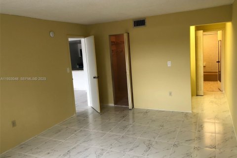 Condominio en alquiler en North Miami, Florida, 1 dormitorio, 70.61 m2 № 1991818 - foto 23