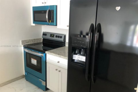 Condominio en alquiler en North Miami, Florida, 1 dormitorio, 70.61 m2 № 1991818 - foto 3