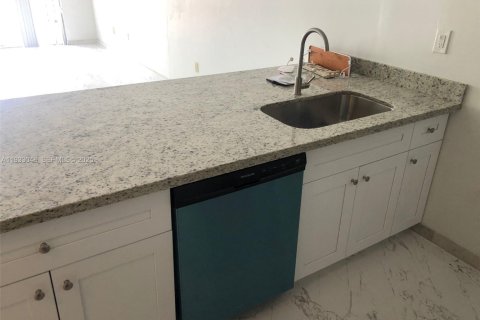 Condominio en alquiler en North Miami, Florida, 1 dormitorio, 70.61 m2 № 1991818 - foto 5