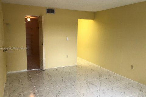 Condominio en alquiler en North Miami, Florida, 1 dormitorio, 70.61 m2 № 1991818 - foto 25