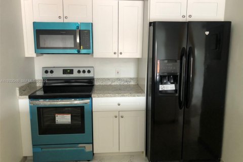 Condominio en alquiler en North Miami, Florida, 1 dormitorio, 70.61 m2 № 1991818 - foto 2