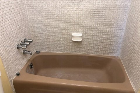 Condominio en alquiler en North Miami, Florida, 1 dormitorio, 70.61 m2 № 1991818 - foto 22