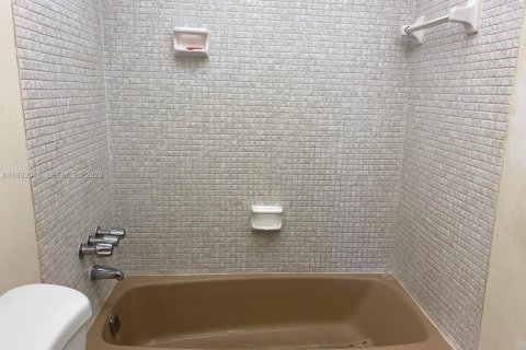 Condominio en alquiler en North Miami, Florida, 1 dormitorio, 70.61 m2 № 1991818 - foto 12