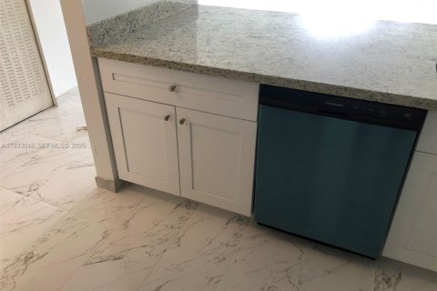 Condominio en alquiler en North Miami, Florida, 1 dormitorio, 70.61 m2 № 1991818 - foto 4