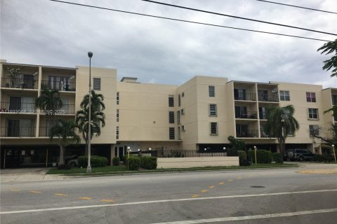 Condominio en alquiler en North Miami, Florida, 1 dormitorio, 70.61 m2 № 1991818 - foto 1