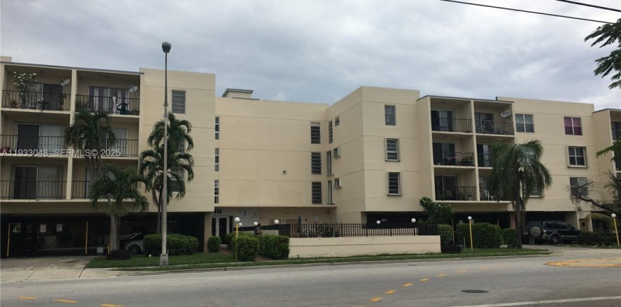 Condominio en North Miami, Florida, 1 dormitorio  № 1991818
