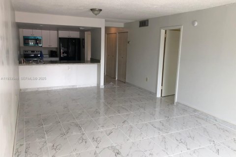 Condominio en alquiler en North Miami, Florida, 1 dormitorio, 70.61 m2 № 1991818 - foto 7