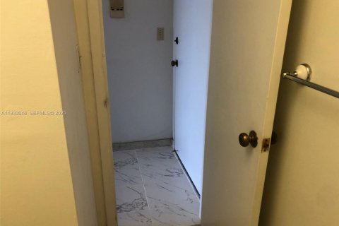Condominio en alquiler en North Miami, Florida, 1 dormitorio, 70.61 m2 № 1991818 - foto 17