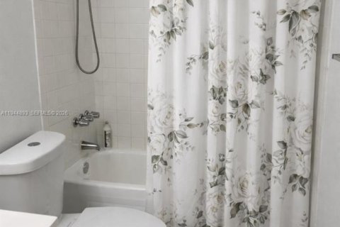 Condo in Hialeah Gardens, Florida, 2 bedrooms  № 2001423 - photo 10