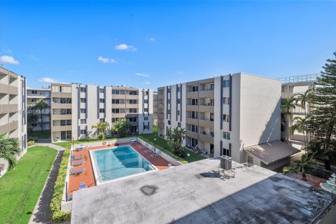 Condo in Hialeah Gardens, Florida, 2 bedrooms  № 2001423 - photo 2
