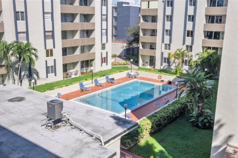 Condo in Hialeah Gardens, Florida, 2 bedrooms  № 2001423 - photo 3