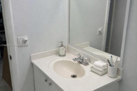 Condo in Hialeah Gardens, Florida, 2 bedrooms  № 2001423 - photo 11
