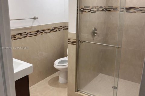 Condo in Hialeah Gardens, Florida, 2 bedrooms  № 2001423 - photo 9