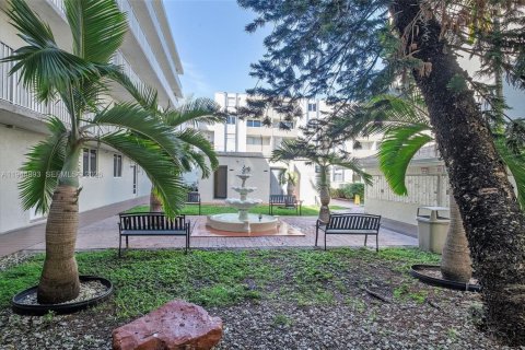 Condo in Hialeah Gardens, Florida, 2 bedrooms  № 2001423 - photo 14