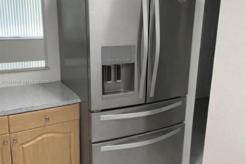 Condo in Hialeah Gardens, Florida, 2 bedrooms  № 2001423 - photo 6