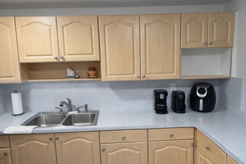 Condo in Hialeah Gardens, Florida, 2 bedrooms  № 2001423 - photo 5