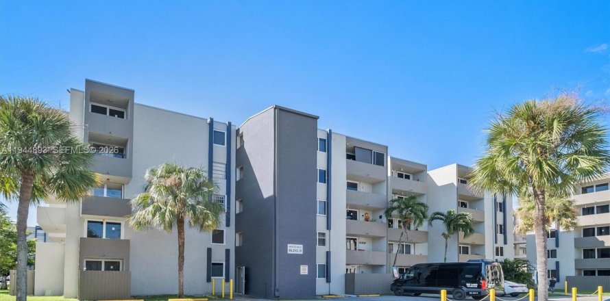 Condo in Hialeah Gardens, Florida, 2 bedrooms  № 2001423