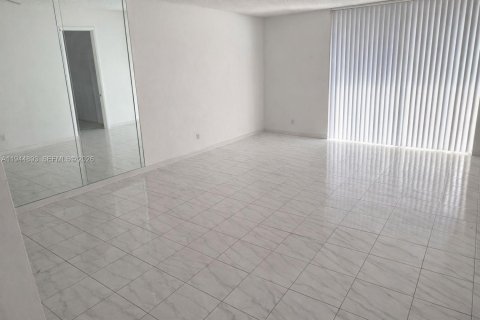 Condo in Hialeah Gardens, Florida, 2 bedrooms  № 2001423 - photo 12