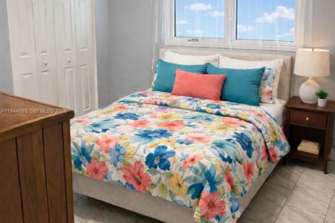 Condo in Hialeah Gardens, Florida, 2 bedrooms  № 2001423 - photo 8