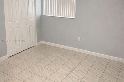 Condo in Hialeah Gardens, Florida, 2 bedrooms  № 2001423 - photo 13
