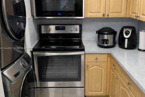 Condo in Hialeah Gardens, Florida, 2 bedrooms  № 2001423 - photo 4