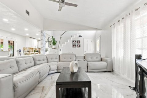 Villa ou maison à vendre à Tampa, Floride: 6 chambres, 139.17 m2 № 2347246 - photo 10